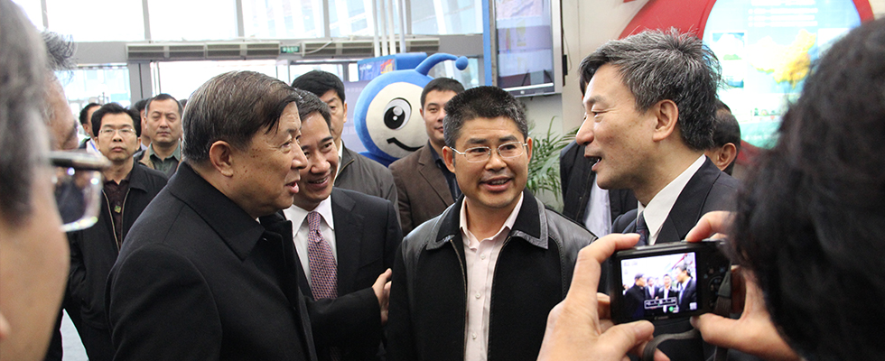 罗富和、徐冠华考察南方数码展台 盛赞 相拥